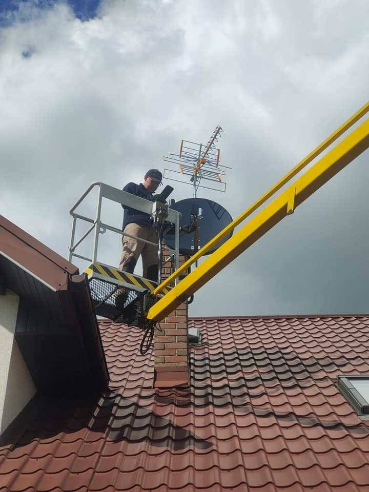 PD-INSTAL - Elektryk montujący antenę na podnośniku