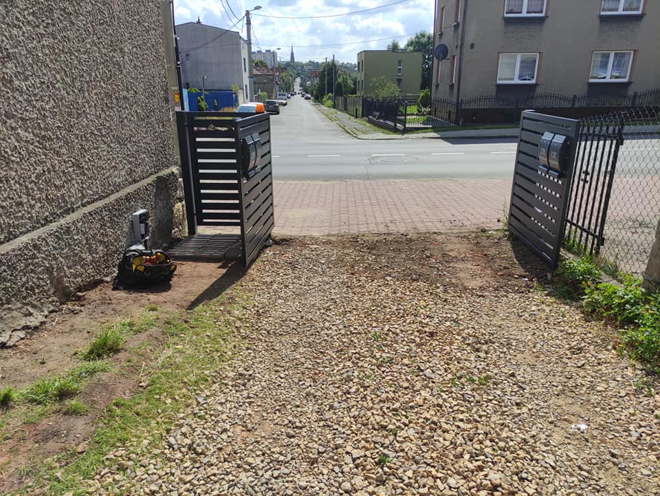 Montaż automatyki bramowej i domofonu w osiedlu szeregowym