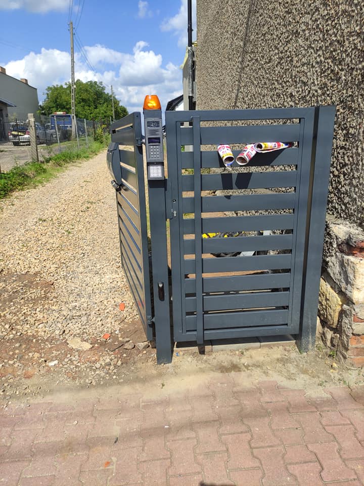 PD-INSTAL - Brama wjazdowa z silnikiem elektrycznym oraz domofon