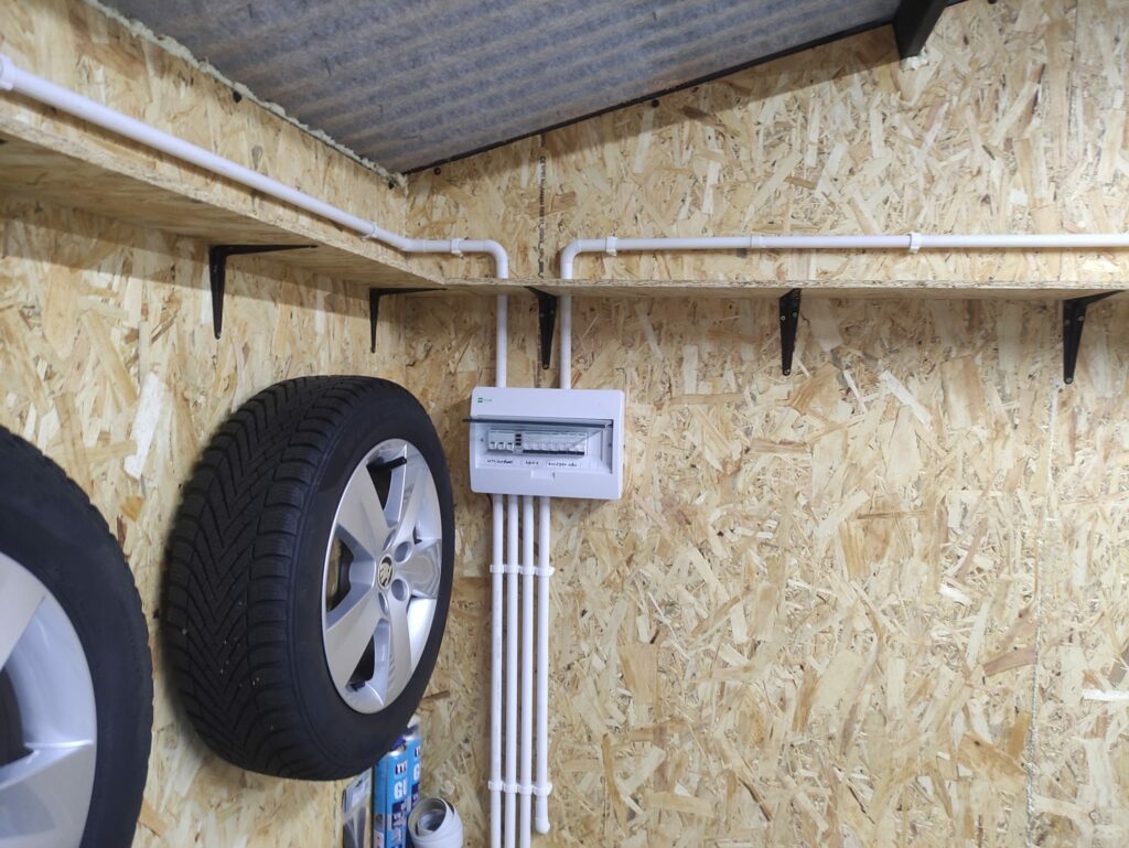 Instalacja elektryczna w garażu typu blaszak