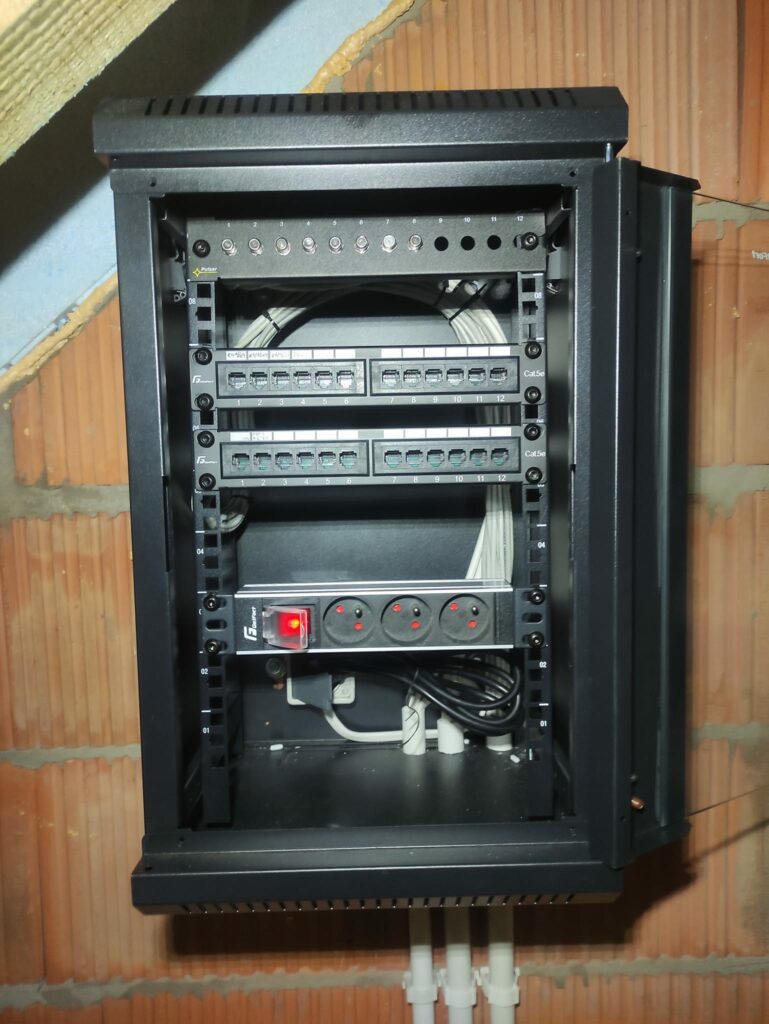 Montaż szafki Rack w domu jednorodzinnym